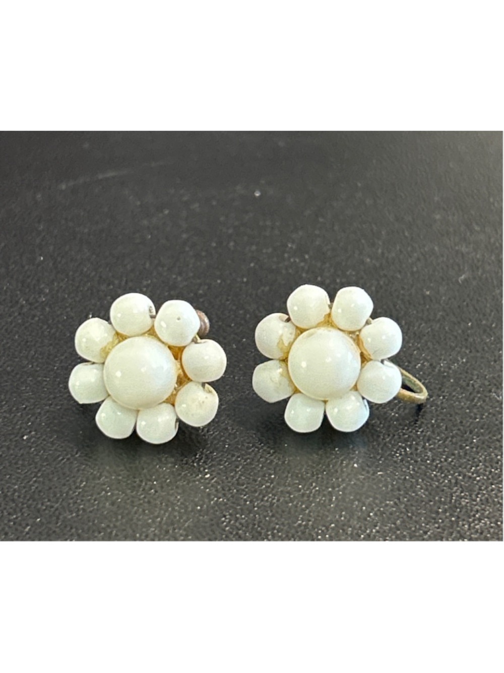 Women's White milk glass Flower Screw Back Earrings vintage